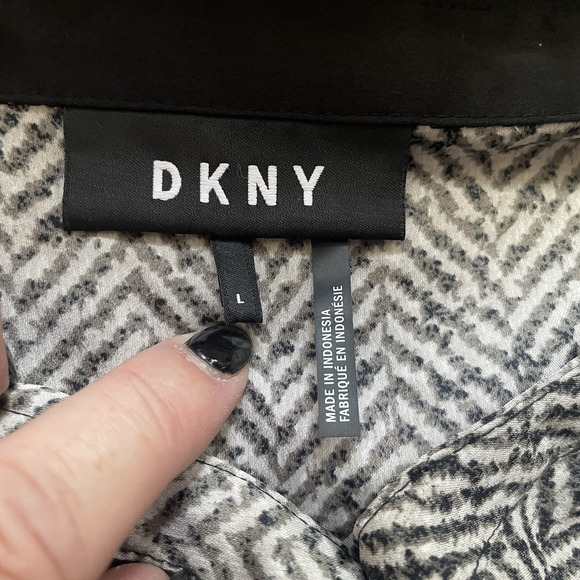 DKNY Shirt Women‎ Large Black Gray Geometric Button Up Lightweight Blouse Top - Picture 5 of 13